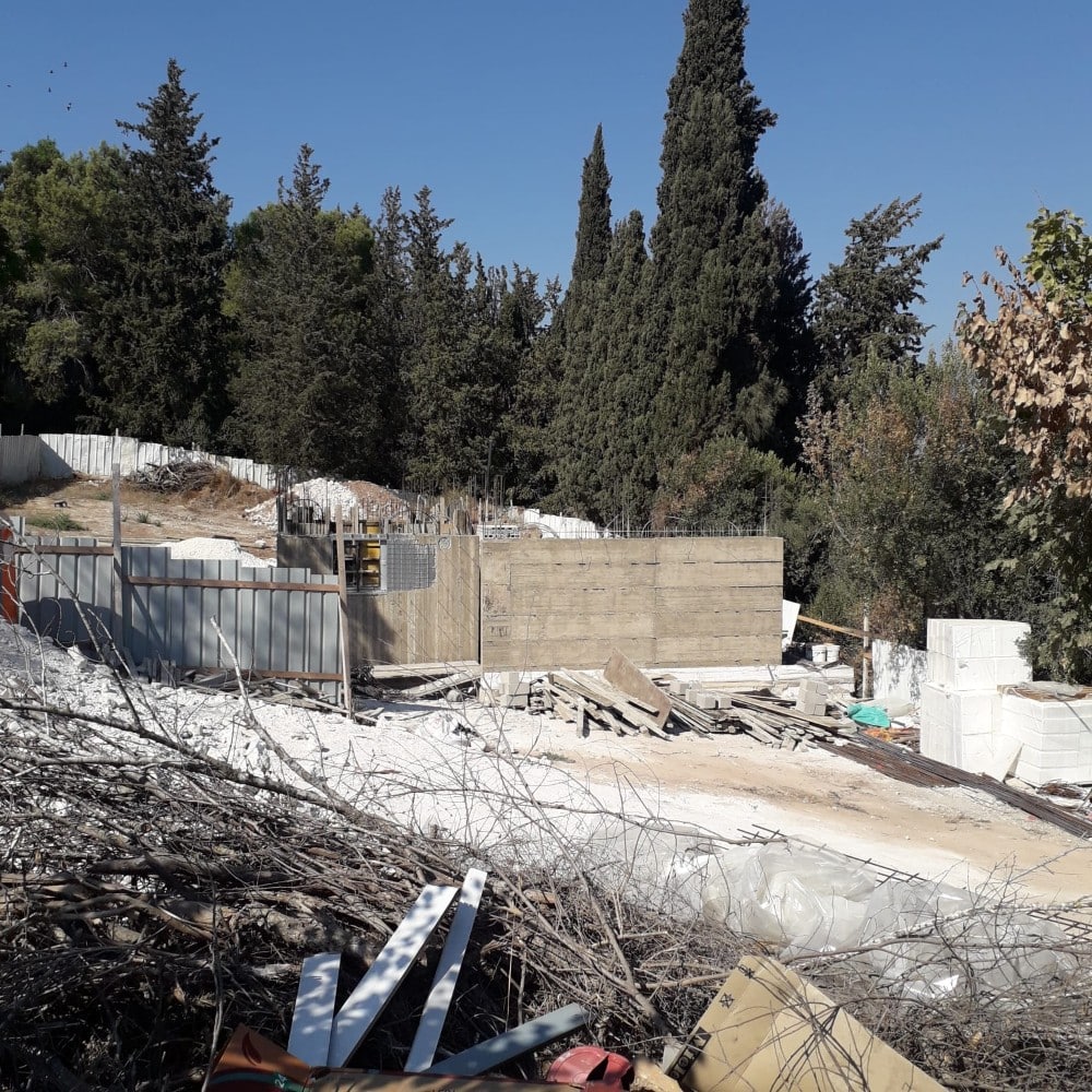 בניית שלד - בית בקצה הרחוב